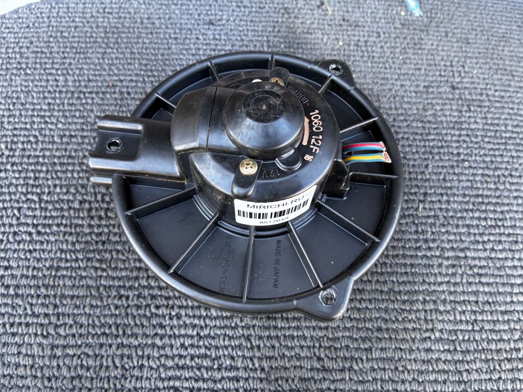 Мотор печки на Toyota Ist NCP60