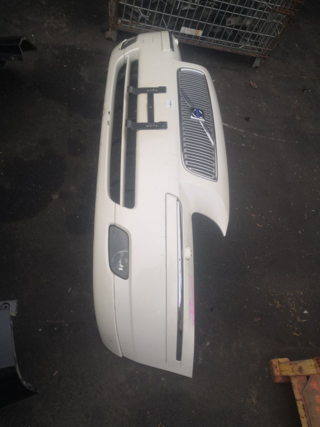 Бампер на Volvo V70 SW 08693340, Переднее расположение