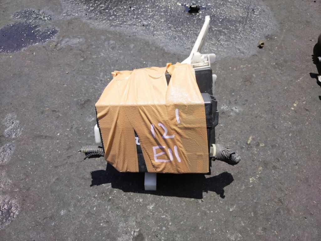 Блок предохранителей на Nissan Note E11 HR15DE