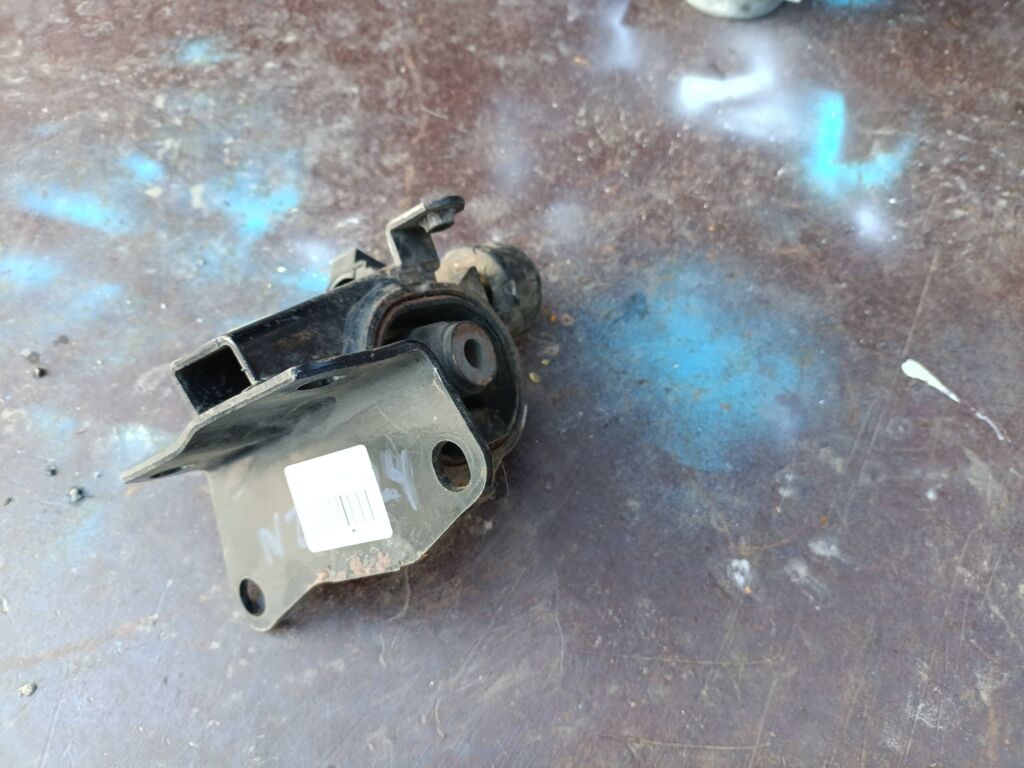 Подушка двигателя на Toyota Corolla Fielder NZE124G 1NZ-FE Фото 2