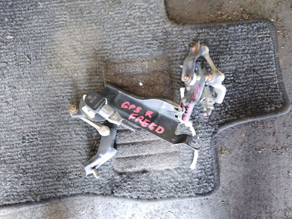 Датчик регулировки наклона фар на Honda Freed Hybrid GP3