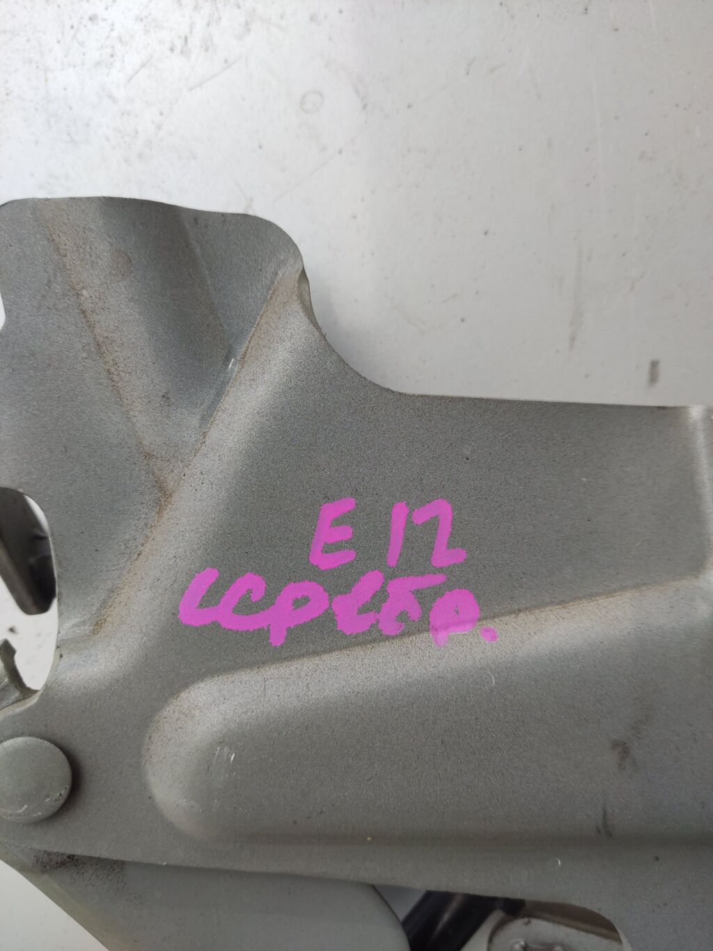 Крепление капота на Nissan Note E12
