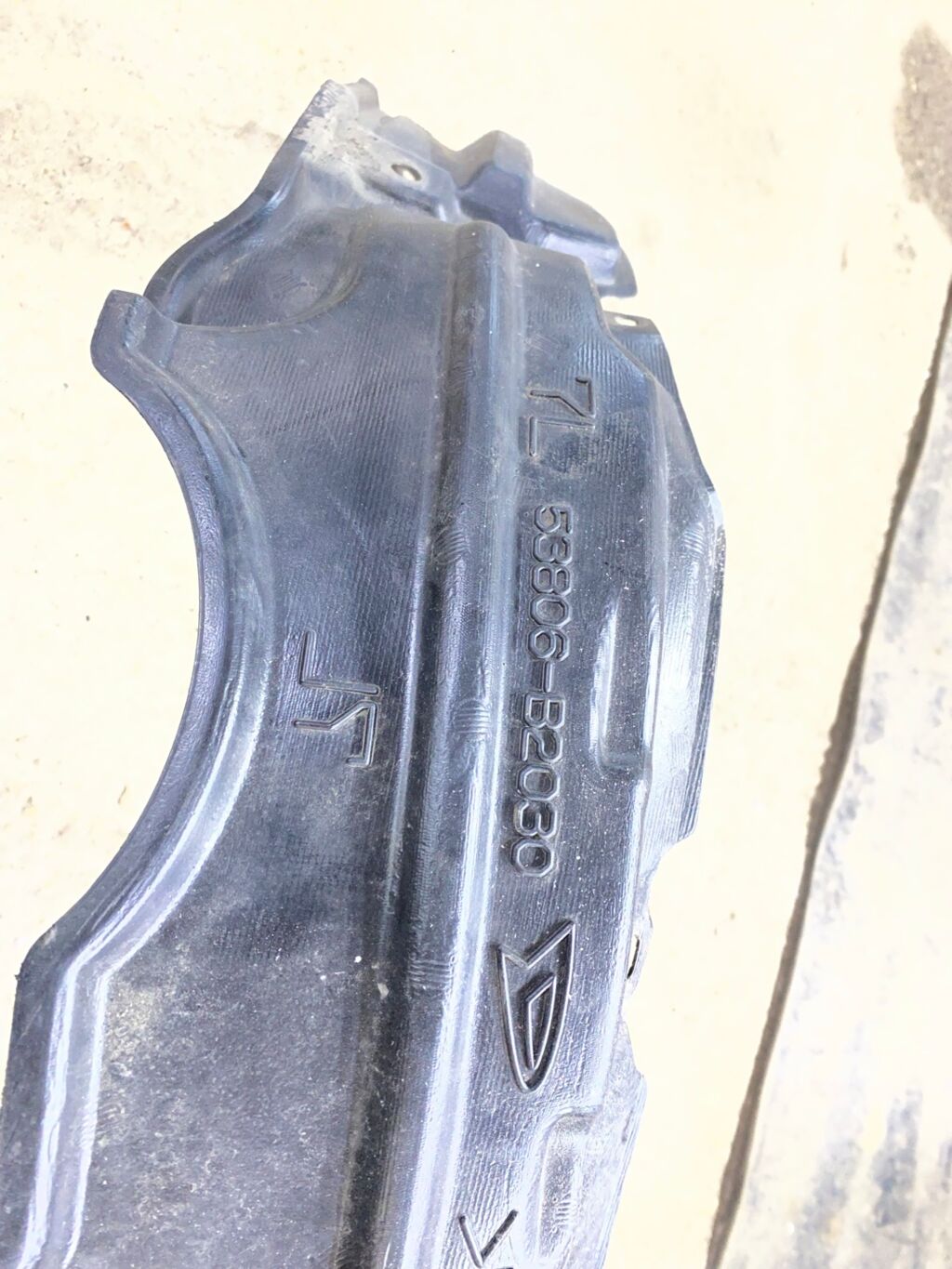 Подкрылок 53806-B2030 на Toyota Pixis Mega LA700A Фото 2