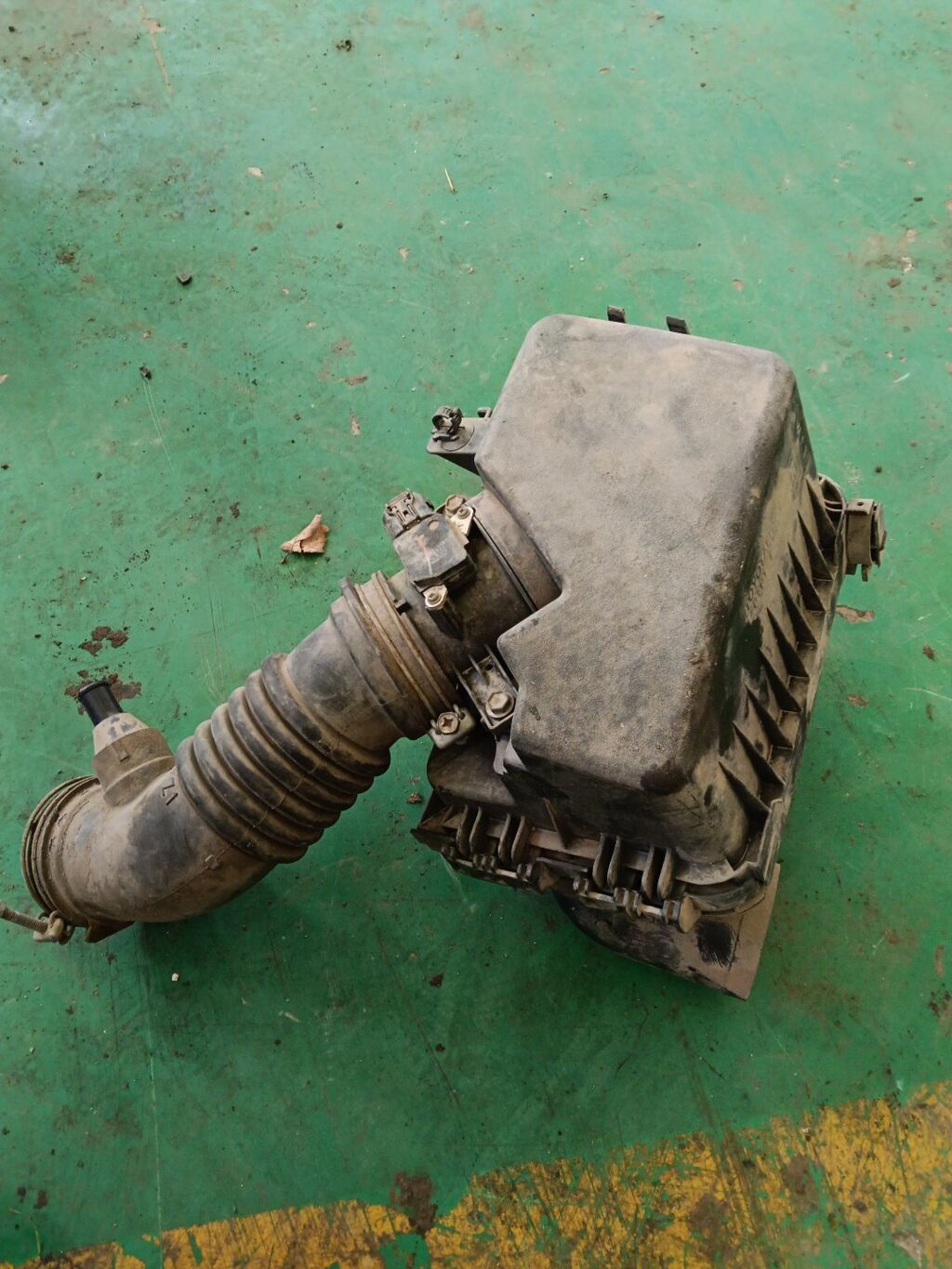 Корпус воздушного фильтра на Toyota Corolla ZRE151L 1ZR-FE 17705-0T010  17701-0T010  17881-0T010