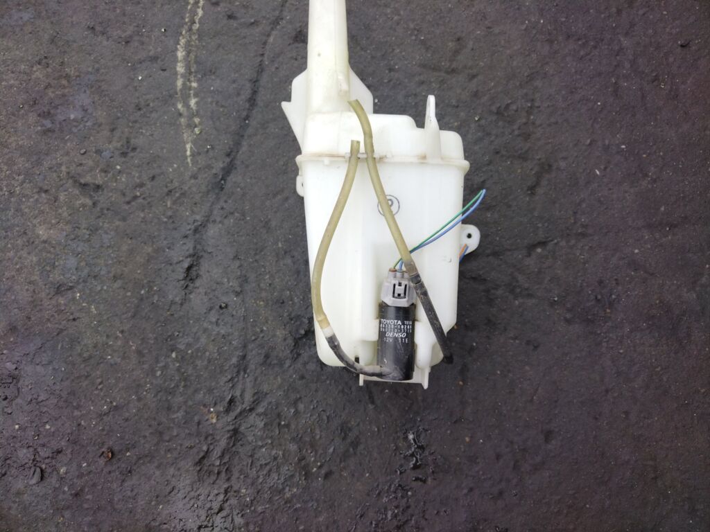 Бачок омывателя на Toyota Caldina AZT241W Фото 3