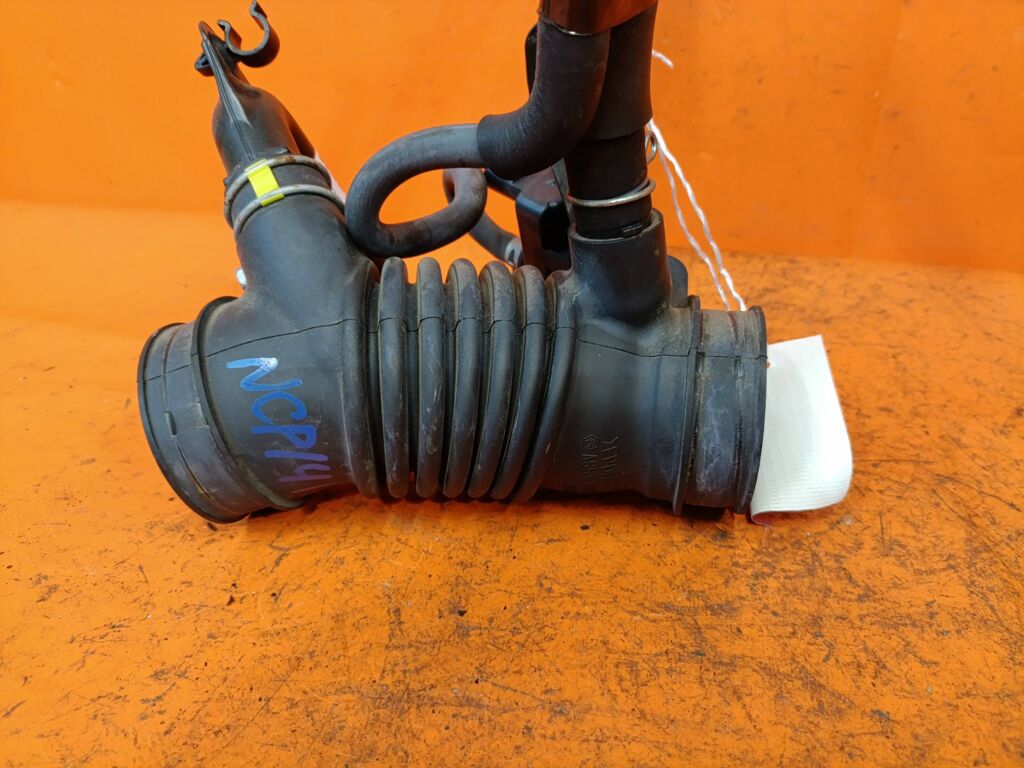 Патрубок воздушн.фильтра на Toyota Spade NCP141 1NZ-FE Фото 3
