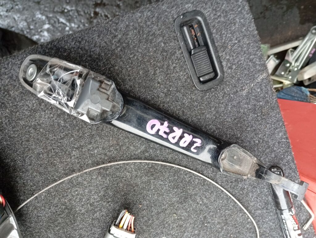 Ручка двери на Toyota Noah ZRR70G, Заднее расположение