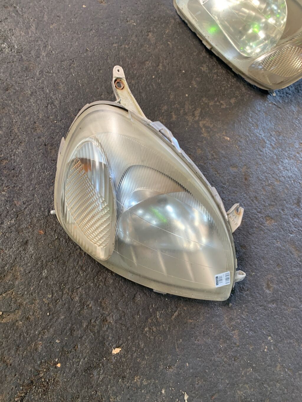 Фара на Toyota Vitz SCP10 52-001, Правое расположение