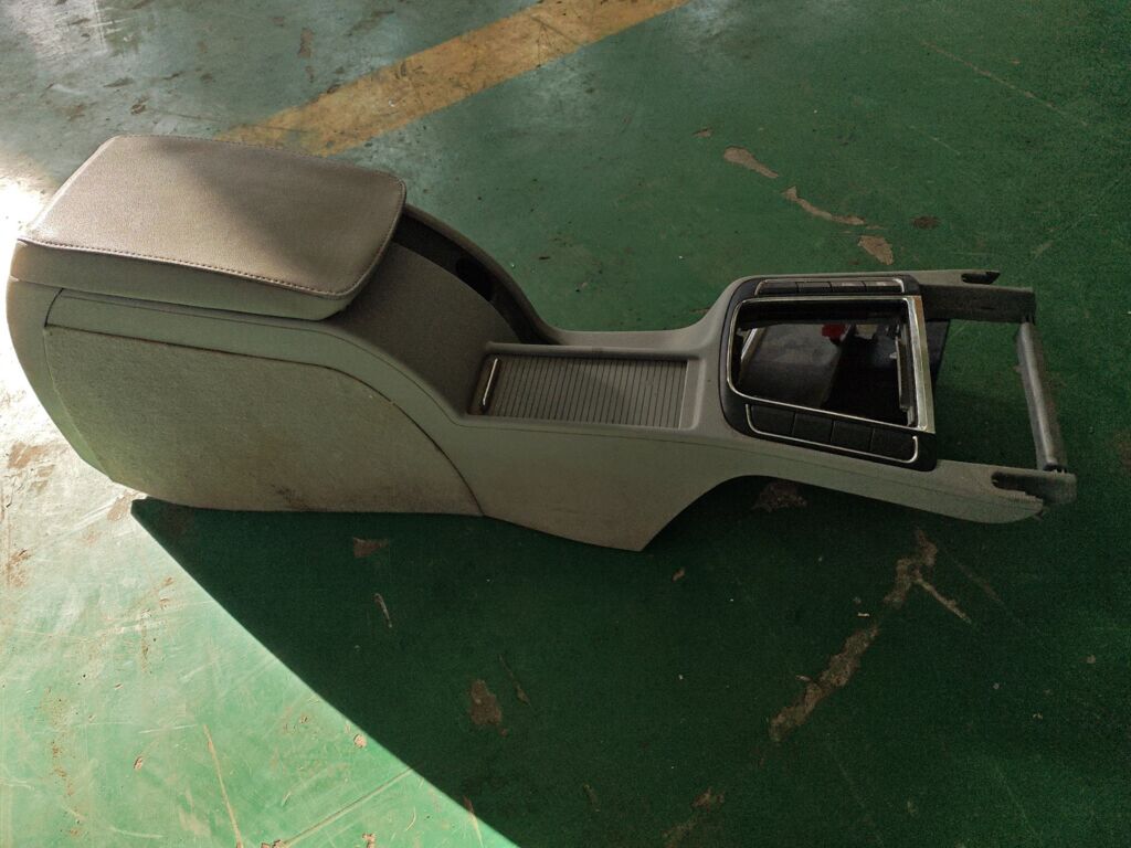 Подлокотник на Skoda Superb 3T 3TD863241, Переднее расположение