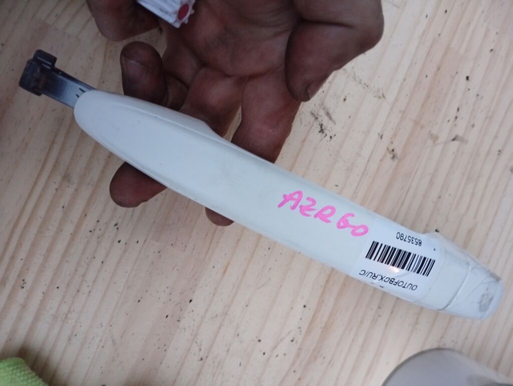 Ручка двери на Toyota Noah AZR60G, Заднее расположение