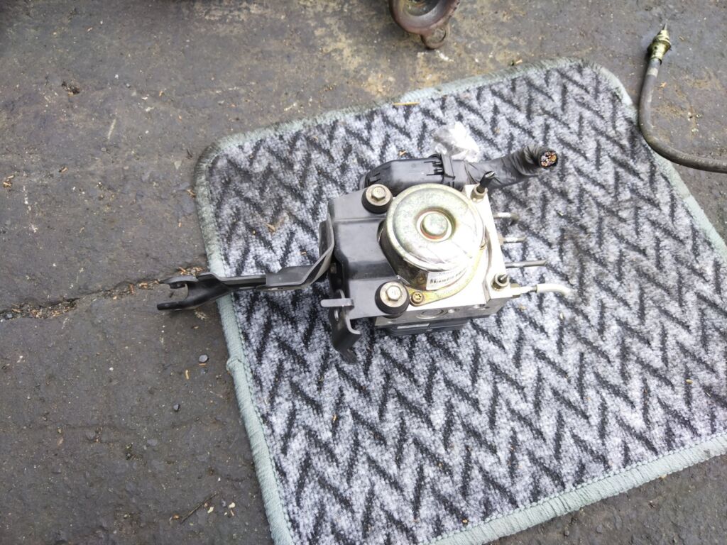 Блок ABS на Nissan X-Trail NT30 QR20DE 47660-EQ041