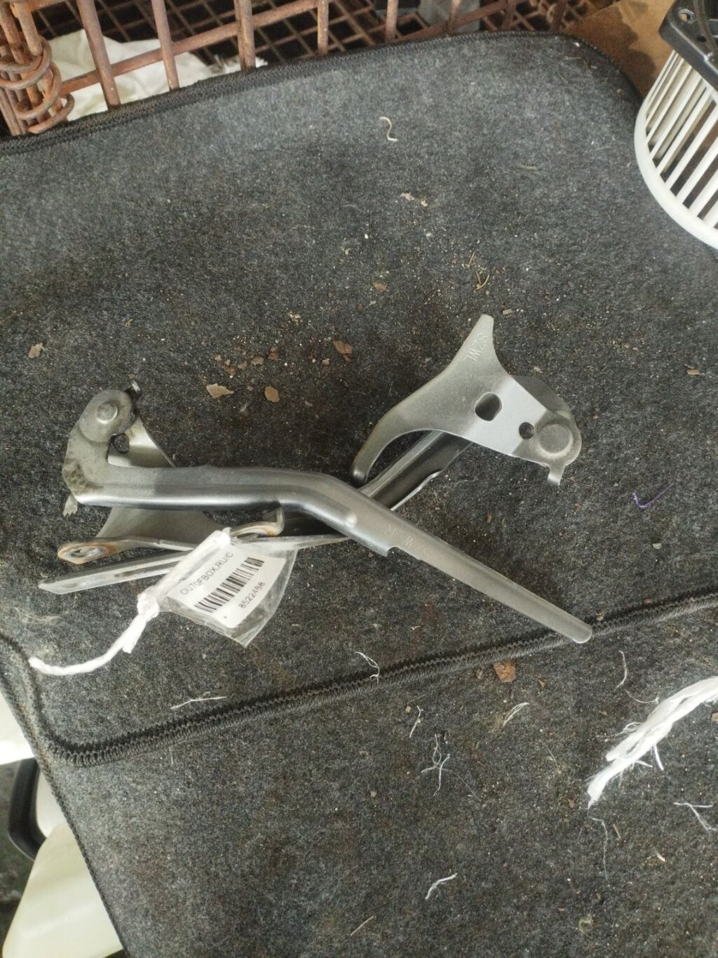 Крепление капота на Honda Stepwgn RK1