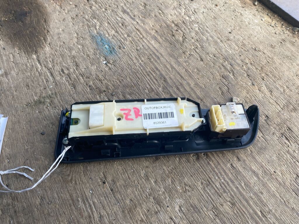 Блок упр-я стеклоподъемниками 84040-33080 на Toyota Noah ZRR70G Фото 4