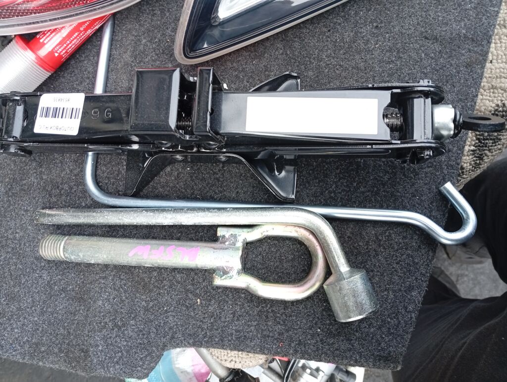 Домкрат на Mazda Axela BL5FW