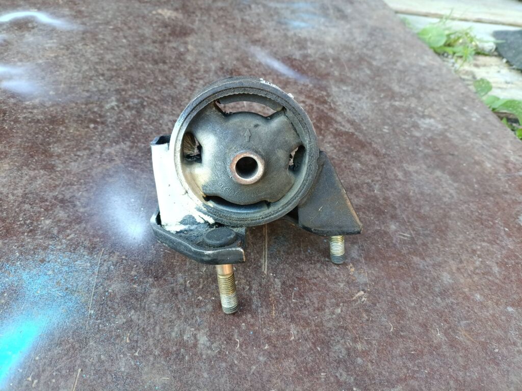 Подушка двигателя на Toyota Sprinter AE100 5A-FE, Заднее расположение