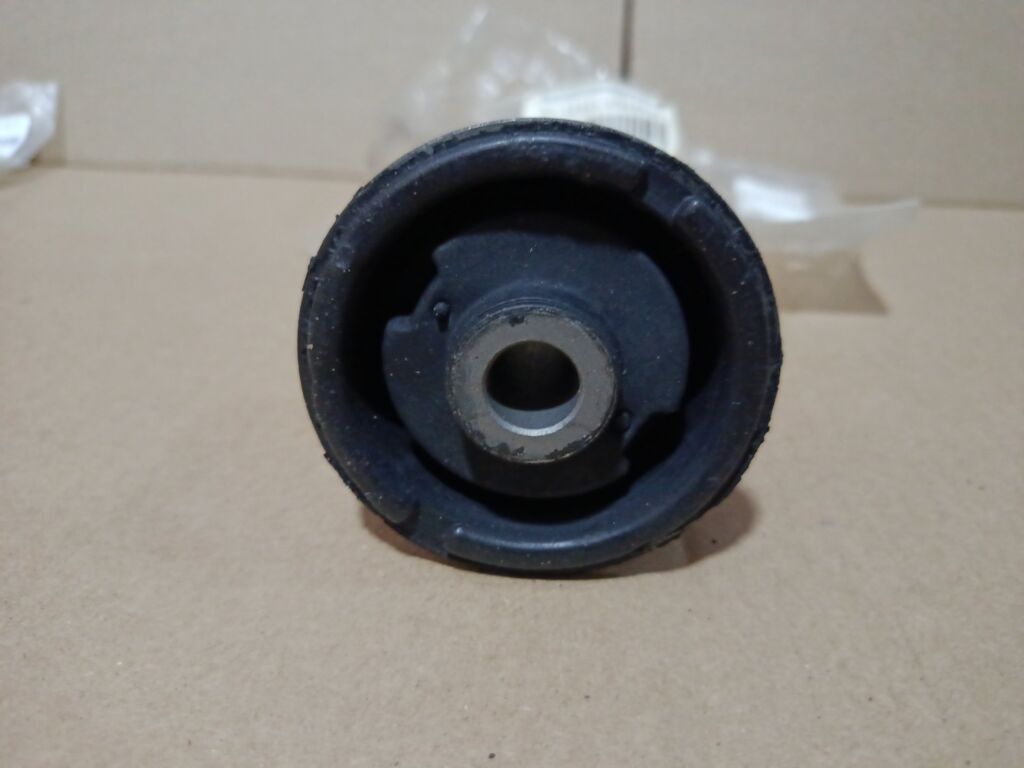 Сайлентблок на Nissan Serena PC24 SAT 55045-4N010, Заднее расположение