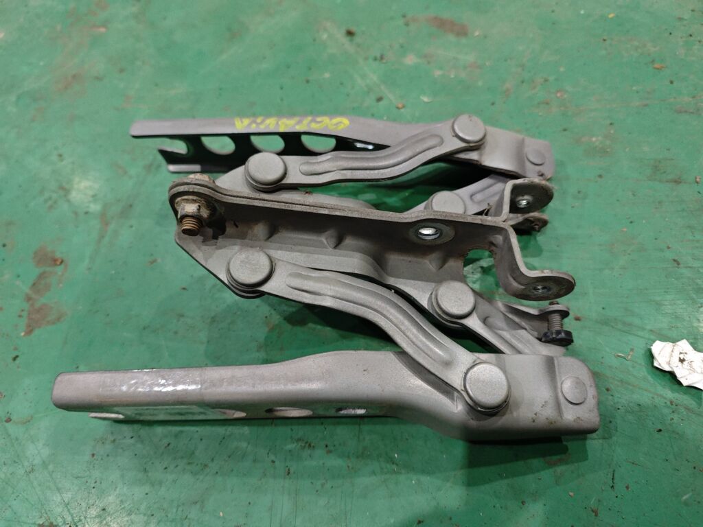 Крепление капота на Skoda Octavia A5 1Z 1ZD823302  1ZD823301