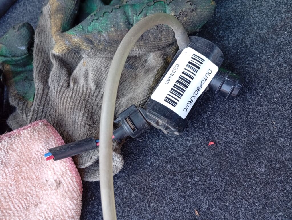 Насос омывателя стекла на Toyota Voxy ZRR70G 3ZR-FAE 85330-60140