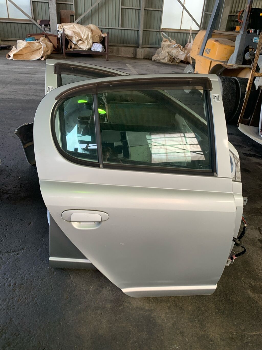 Дверь боковая на Toyota Vitz SCP10, Заднее Правое расположение