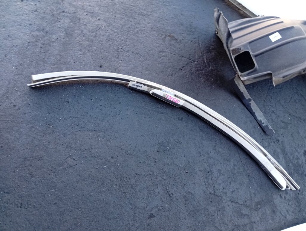 Молдинг на дверь на Toyota Crown GRS182