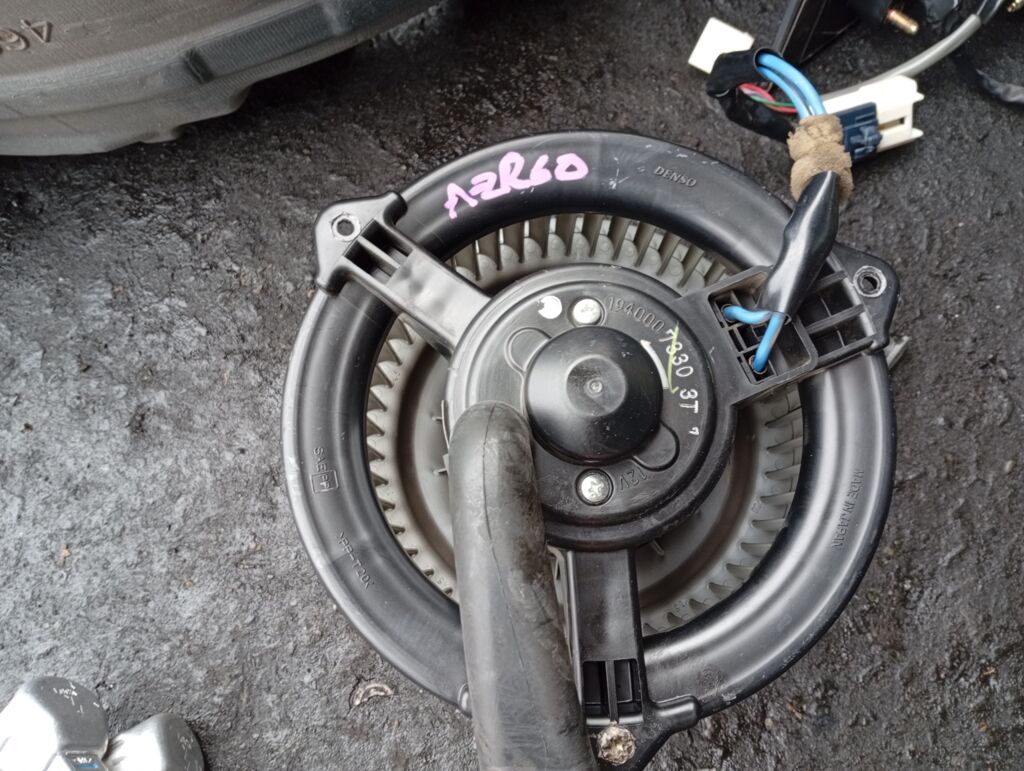 Мотор печки на Toyota Noah AZR65G