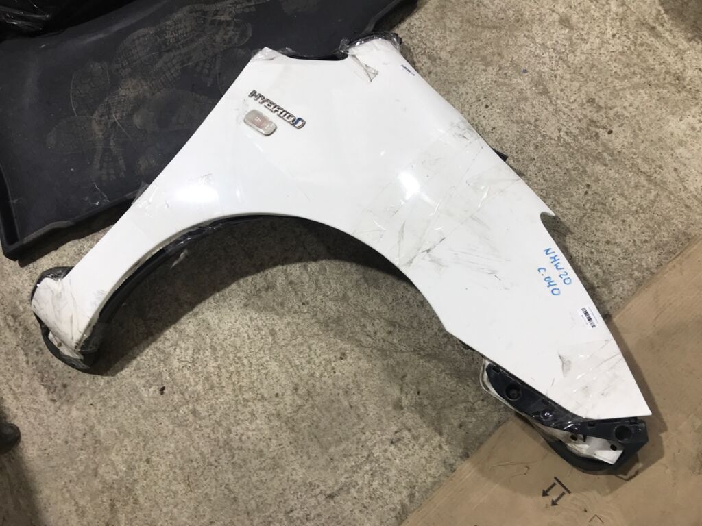 Крыло переднее на Toyota Prius NHW20, Правое расположение