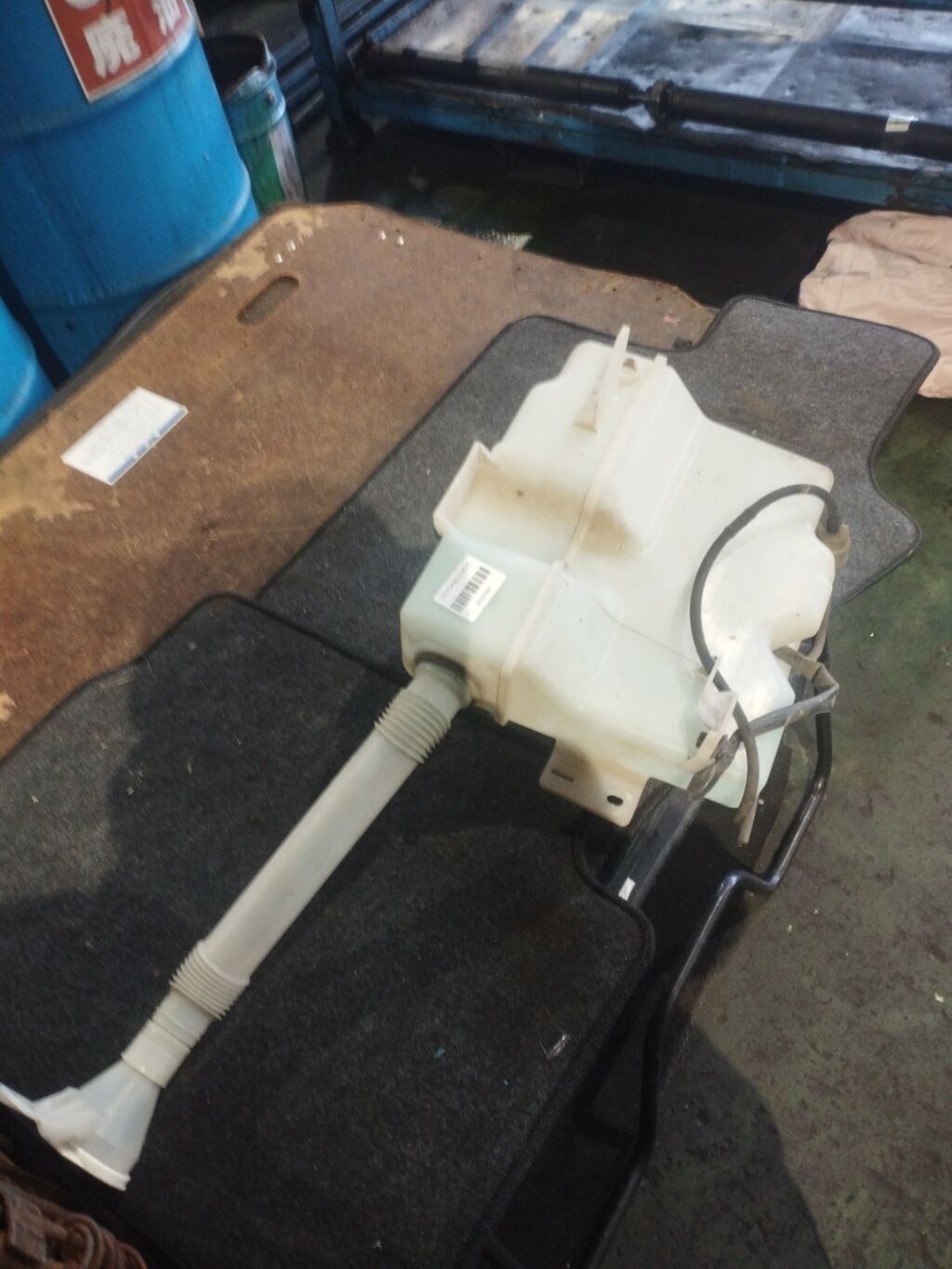 Бачок омывателя на Mitsubishi Outlander CW5W