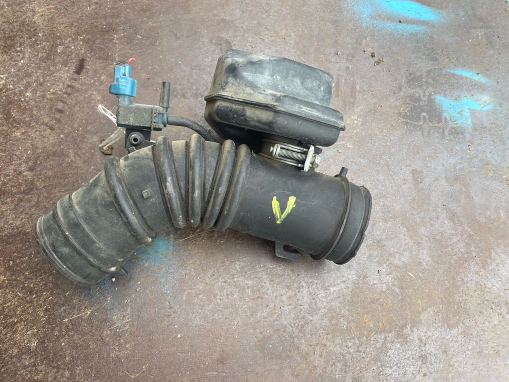 Патрубок воздушн.фильтра на Toyota Corona Premio AT211 7A-FE 17881-16380  17881-16381