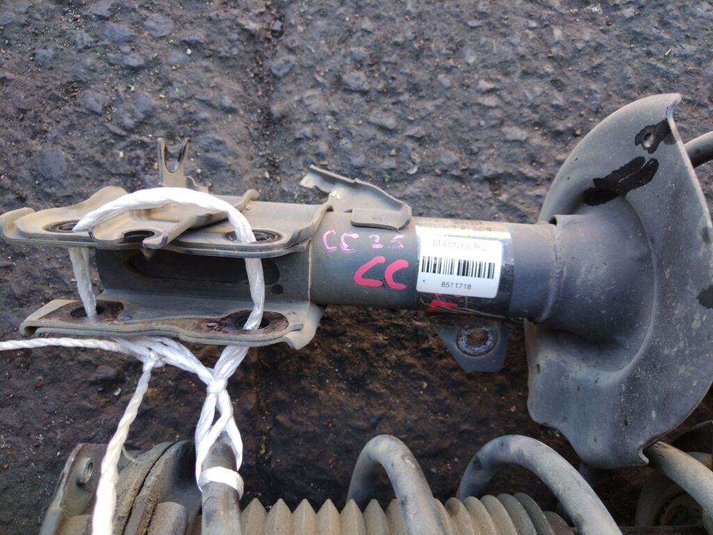 Стойка амортизатора на Nissan Serena CC25 MR20DE Фото 2