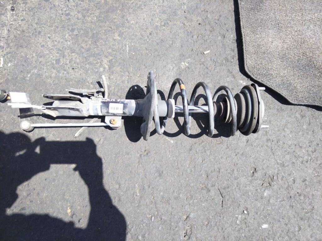 Стойка амортизатора на Toyota Voxy ZRR70G 3ZR-FAE Фото 2