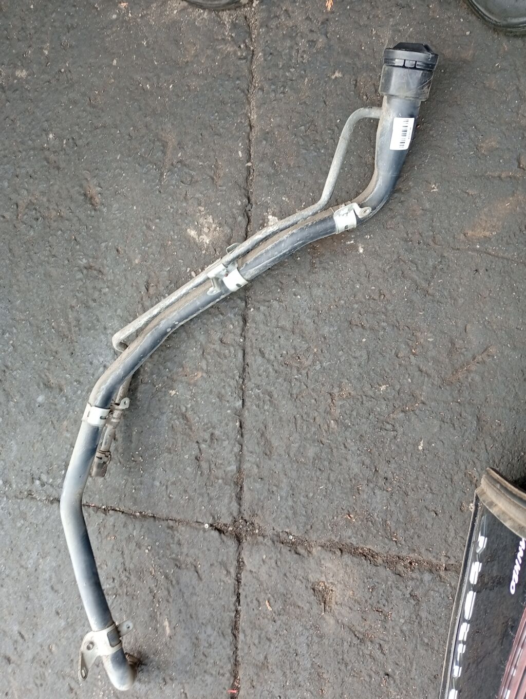 Заливная горловина топливного бака на Toyota Noah AZR65G 1AZ-FSE 77201-28240  77201-28290