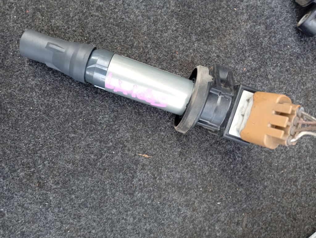 Катушка зажигания 19500-B2050 на Daihatsu Move LA100S KF-VE Фото 2