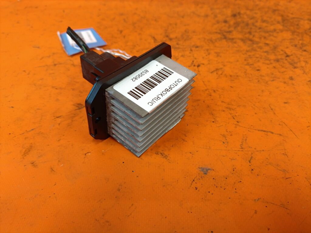 Регулятор скорости мотора отопителя на Mitsubishi Colt Plus Z21W