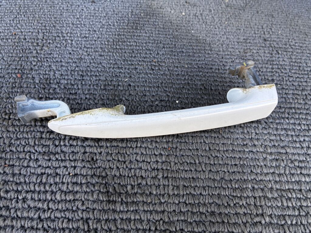 Ручка двери на Toyota Noah AZR60G, Заднее расположение