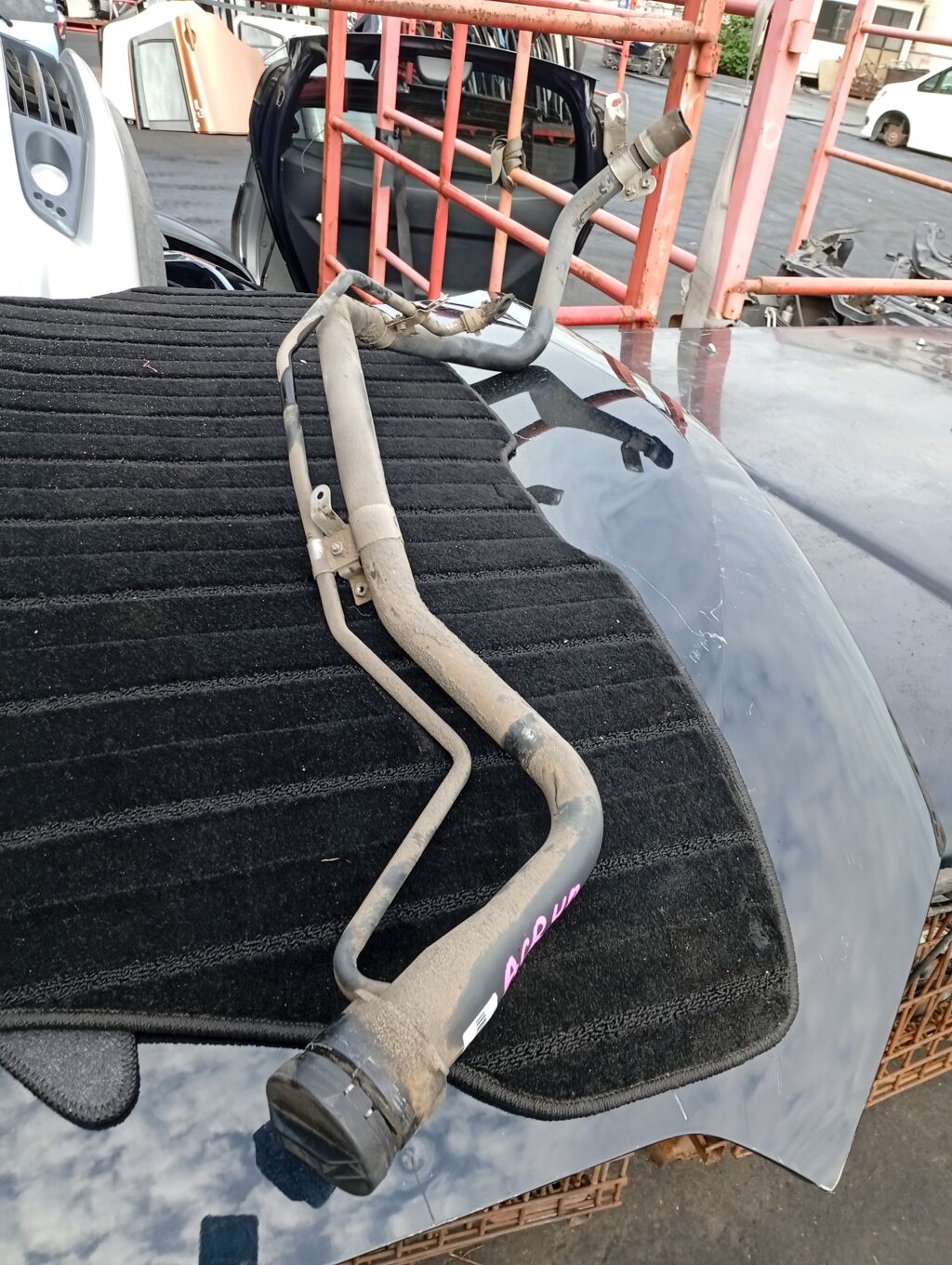 Заливная горловина топливного бака на Toyota Estima ACR40W 2AZ-FE