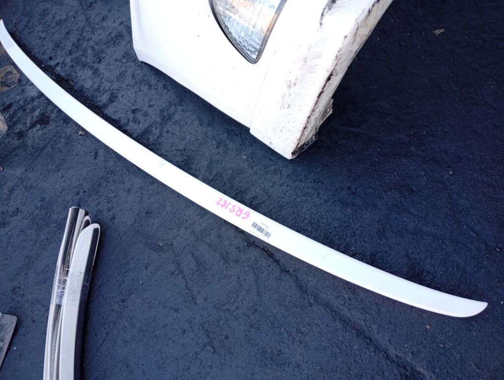 Спойлер на Toyota Crown GRS182 76085-30040, Заднее расположение