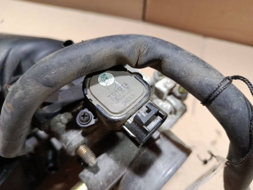 Дроссельная заслонка на Toyota Vista ZZV50 1ZZ-FE Фото 3