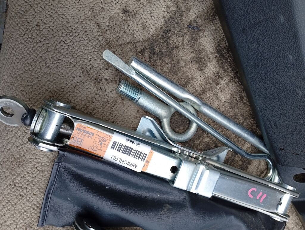 Домкрат на Nissan Tiida C11