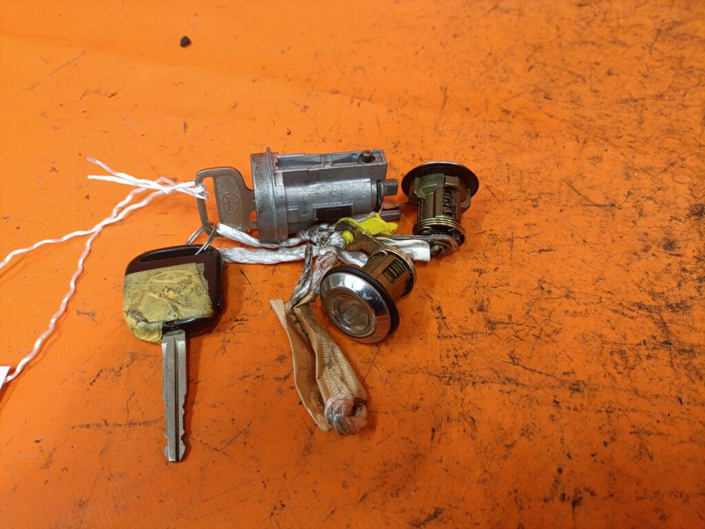 Замок зажигания на Toyota Funcargo NCP25 69570-12180