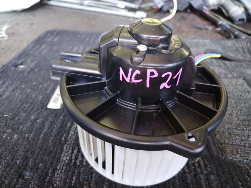 Мотор печки на Toyota Funcargo NCP21 Фото 4