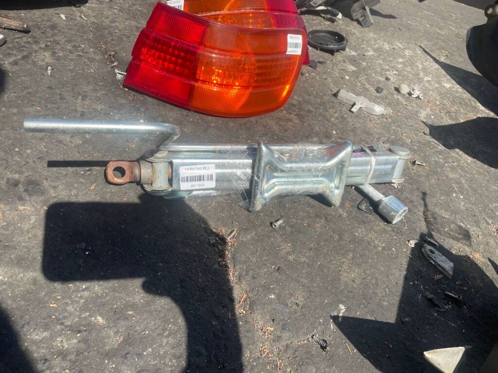 Домкрат на Toyota Corona Premio AT211
