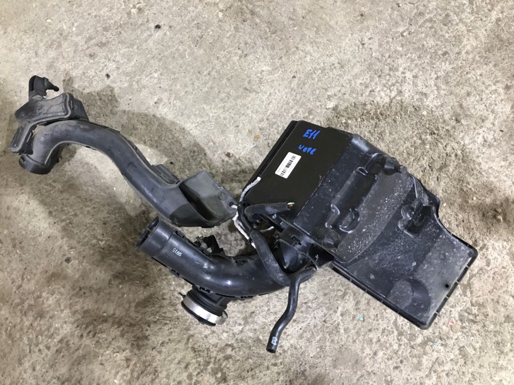 Корпус воздушного фильтра на Nissan Note E11 HR15DE 16528ED000
