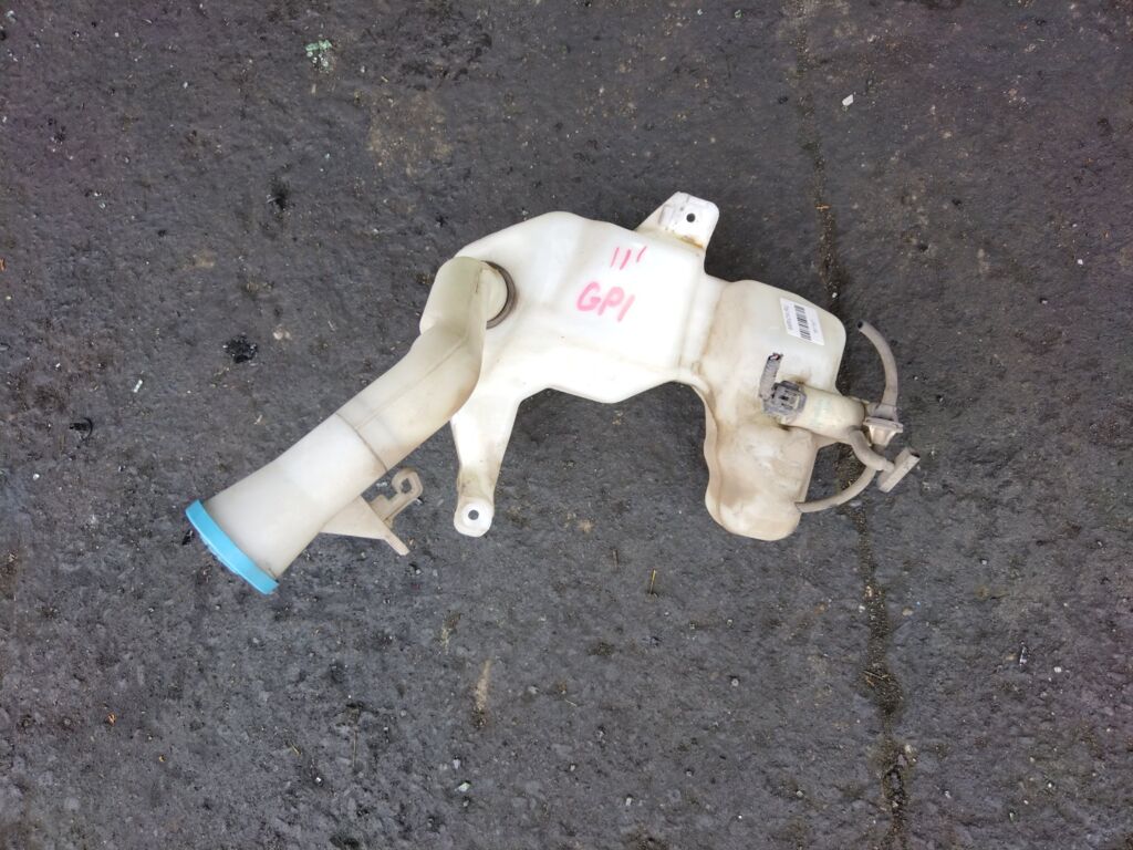 Бачок омывателя на Honda Fit Hybrid GP1