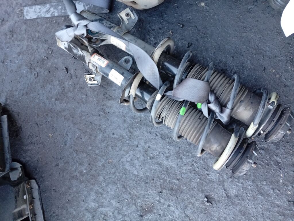 Стойка амортизатора на Nissan Note E12 HR12DDR, Переднее расположение