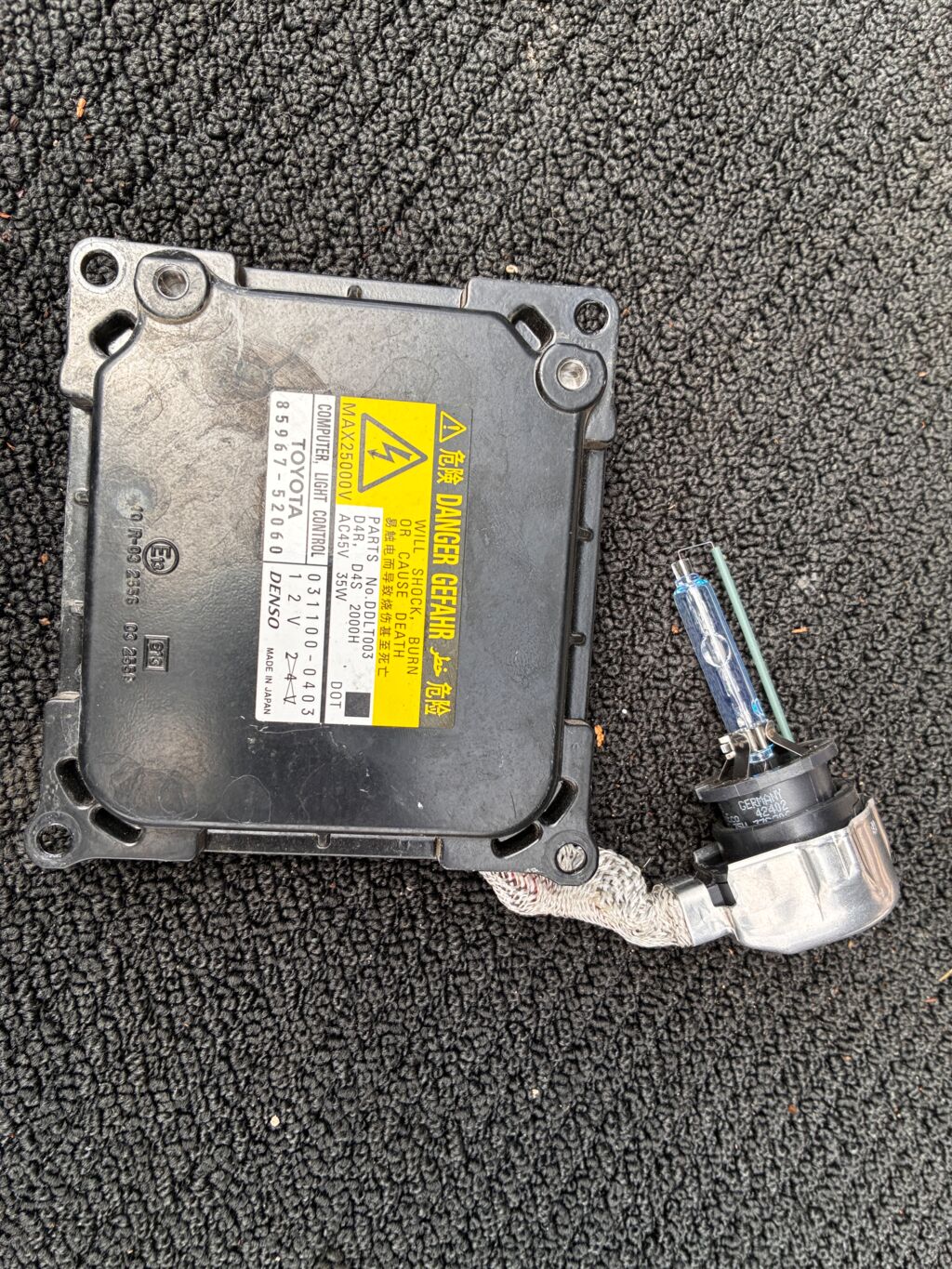 Блок розжига ксенона на Toyota Ractis NCP100 85967-52060