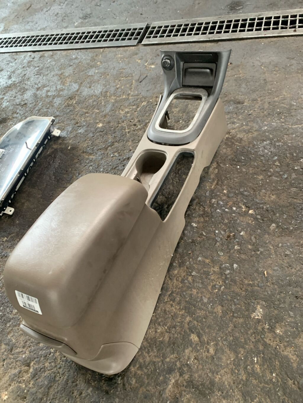 Подлокотник на Nissan Sunny FB15, Переднее расположение