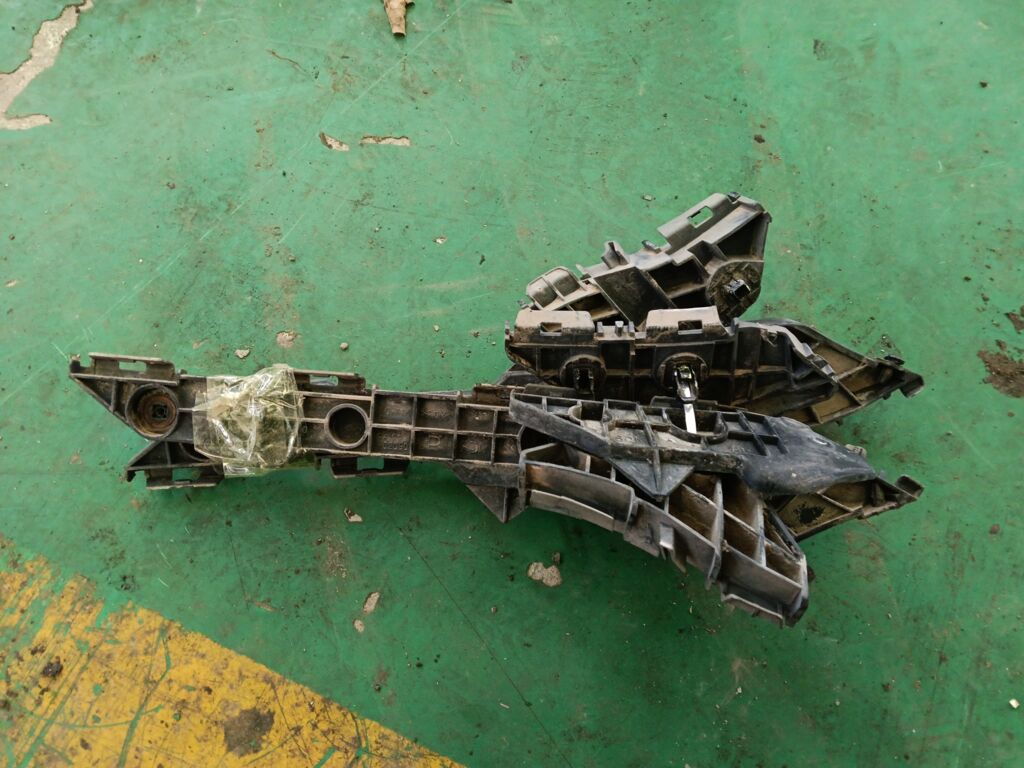 Крепление бампера на Toyota Corolla ZRE151L 52155-02090  52156-02050  52157-02040  52158-02030  52563-02050, Заднее расположение